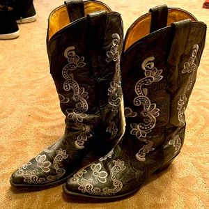 Women’s beautiful black boots